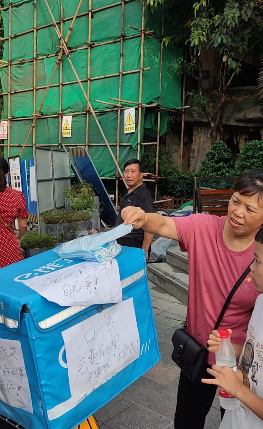 洪崖洞街头一外卖箱可免费取用口罩？！外卖小哥：真的是小事，不值得一提